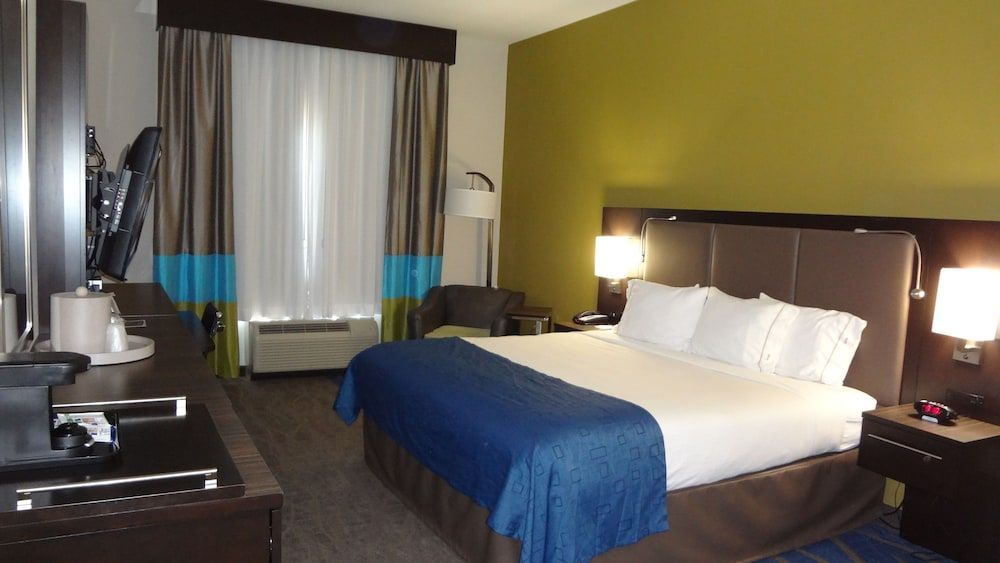 Holiday Inn Express & Suites EL RENO by IHG 2