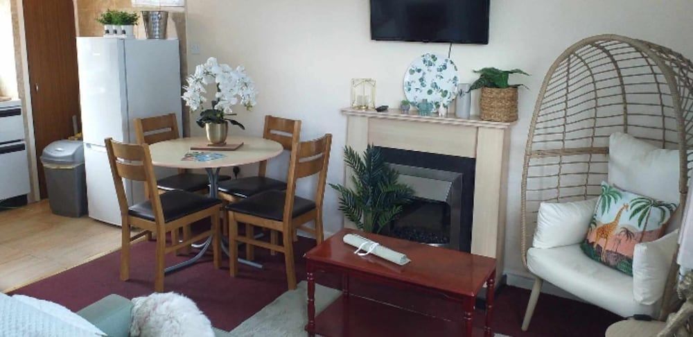 2 Bed Chalet Sleeps 5 - Pets Parking Near Beach 1
