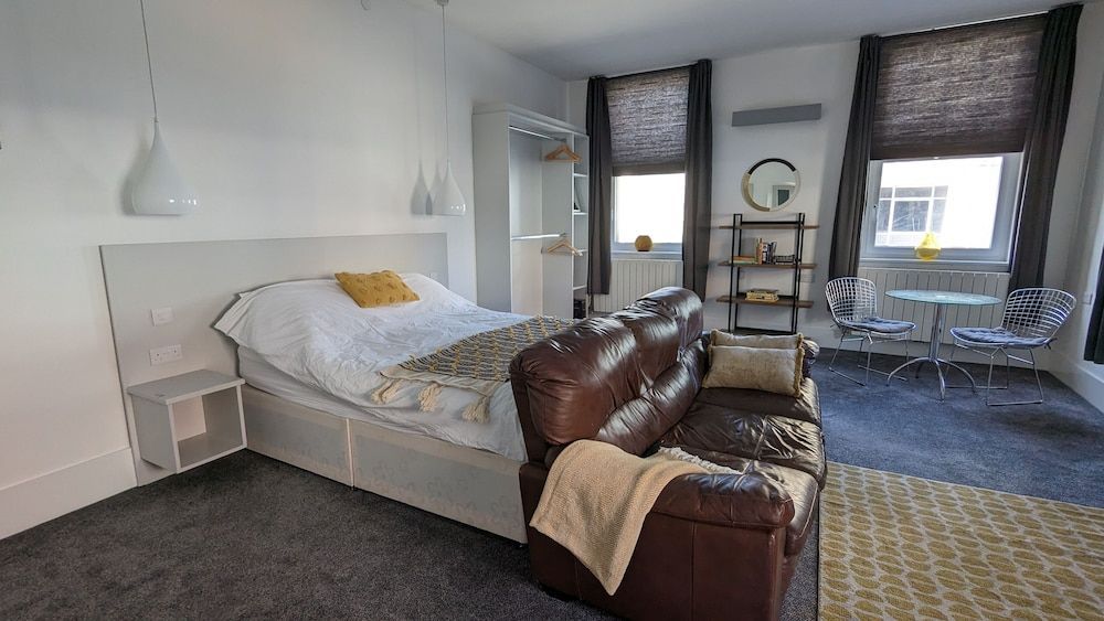 Gorgeous comfortable Apartment on the High Street 1