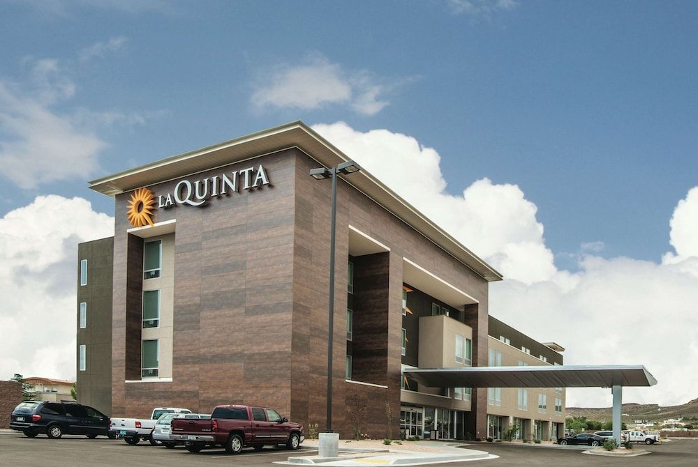 La Quinta by Wyndham Kingman 1