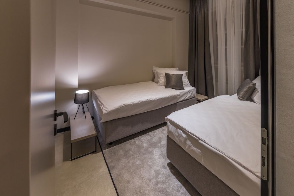 Dezman Luxury Center 2