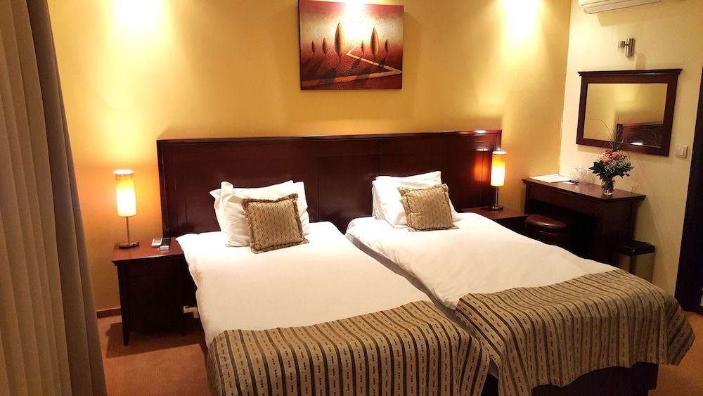 Hotel Contact 1