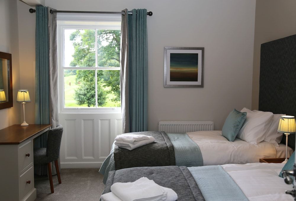 Woodsome Hall Golf Club Cottage on the Course 2