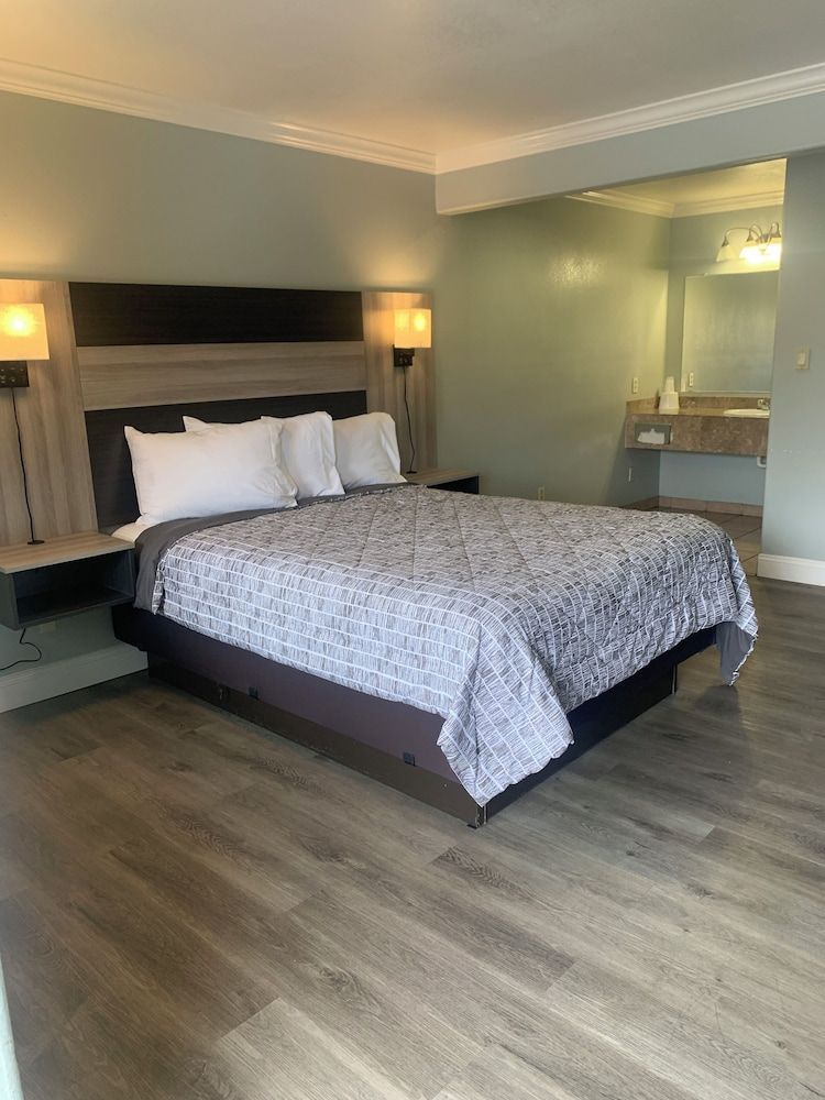 Monterey Oceanside Inn 1