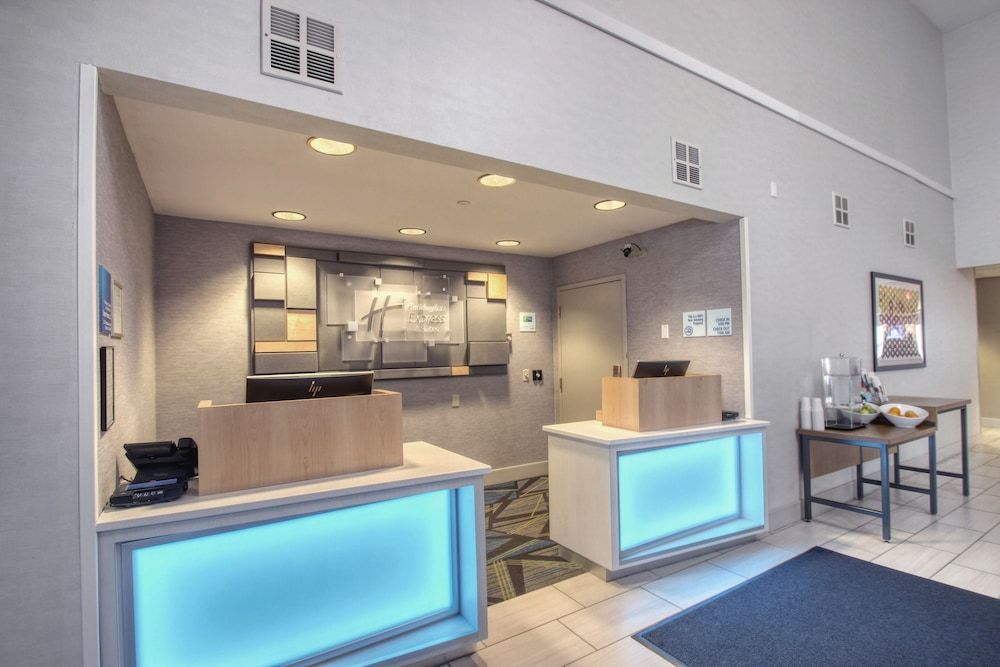 Holiday Inn Express & Suites OSHKOSH-SR 41 by IHG 2