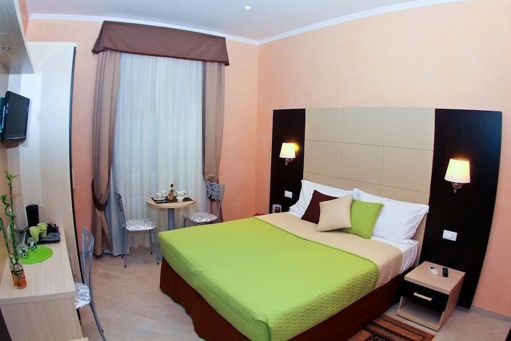 Bright apartment near Vatican, Steps to Metro, AC & Fast WiFi 1