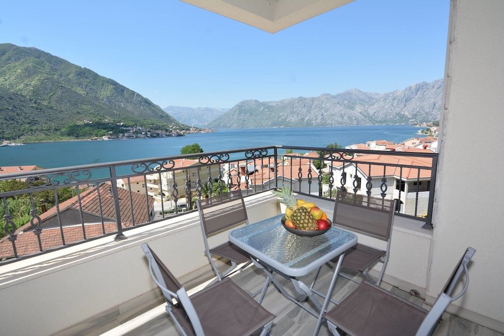 ROOMS & APARTMENTS DOBROTSKI DVORI 1
