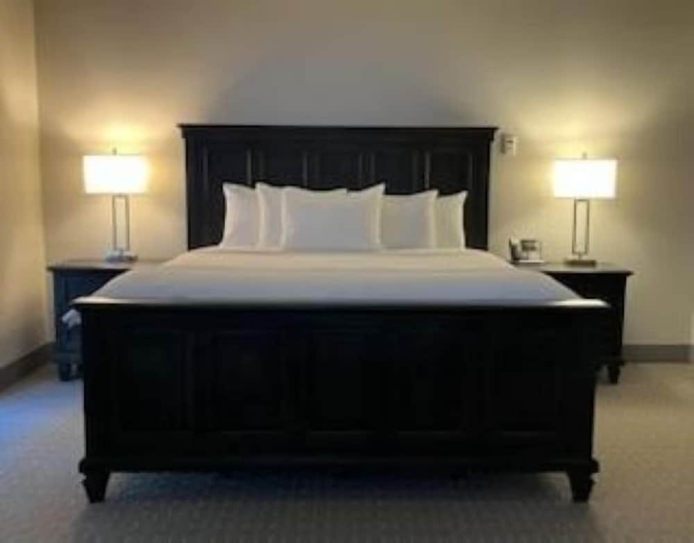 Lone Tree Golf Club and Hotel 1