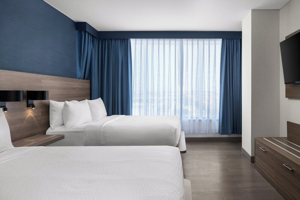 Holiday Inn Express Montreal Airport - St-Laurent by IHG 1