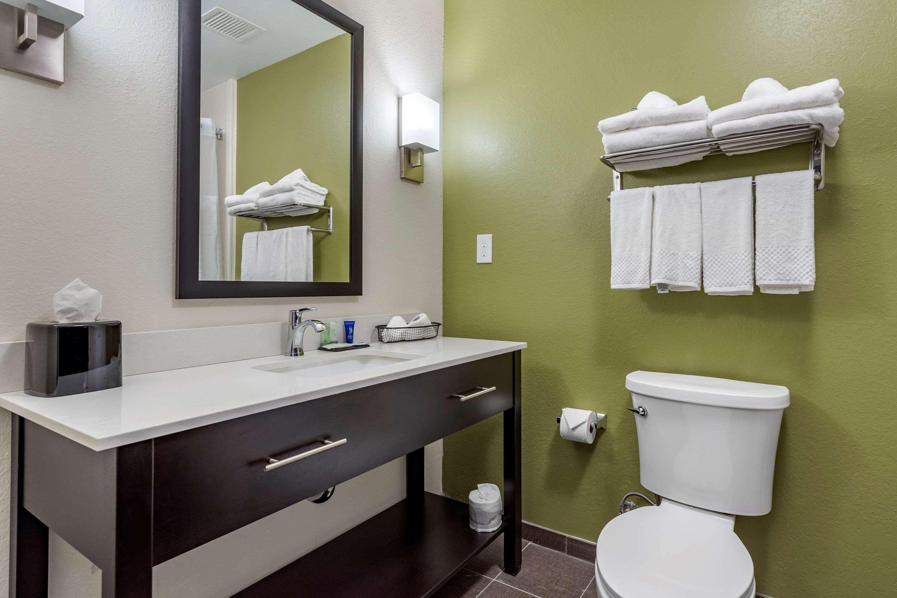 Redwood inn & Suites Crosby 1