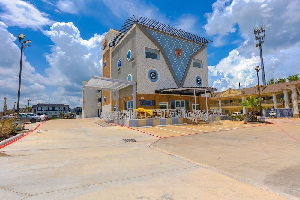 La Vyoma Villas, Westpark Hwy 6 1