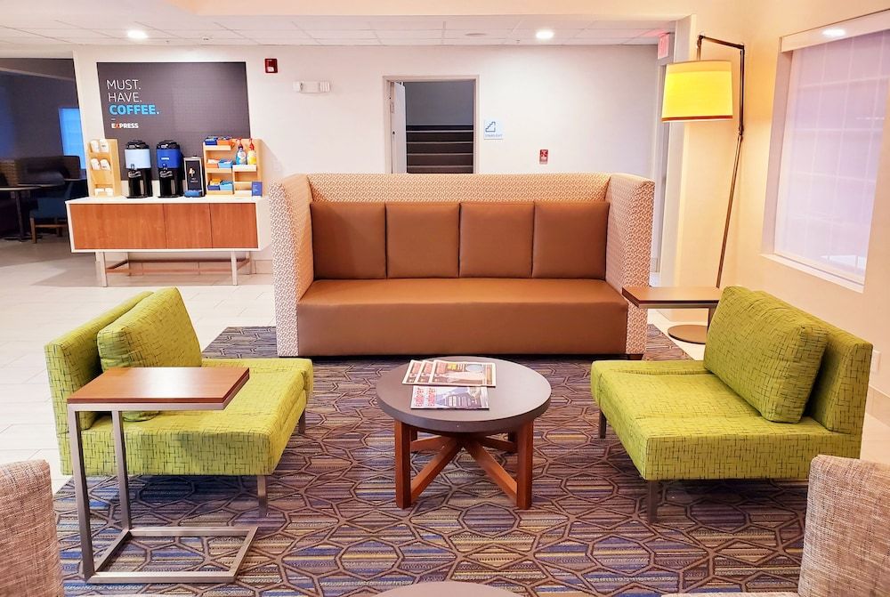 Holiday Inn Express & Suites LINCOLN CITY by IHG 2