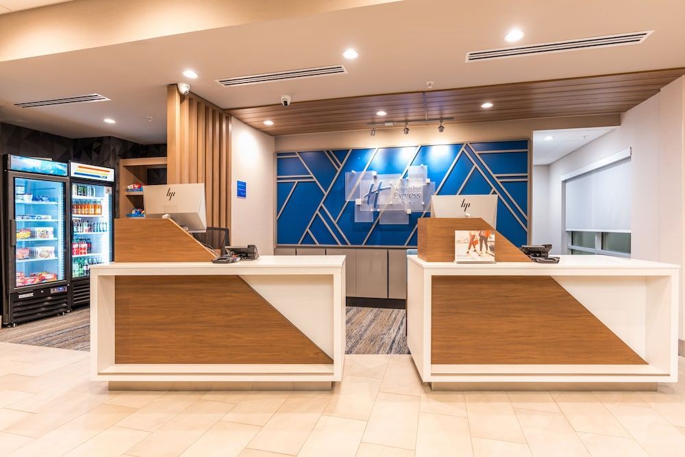 Holiday Inn Express & Suites Charlottesville by IHG 2