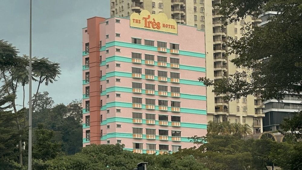 The Très Hotel 1