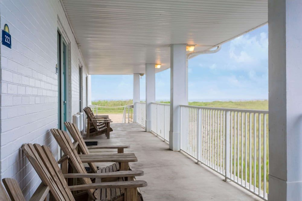 Days Inn by Wyndham Kill Devil Hills Oceanfront - Wilbur 1