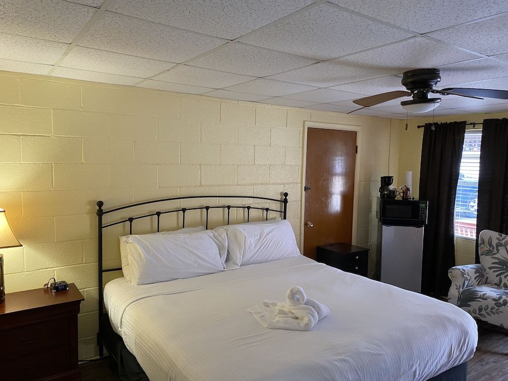 JI4, King Guest Room at the Joplin Inn at entrance to the resort by RedAwning 2