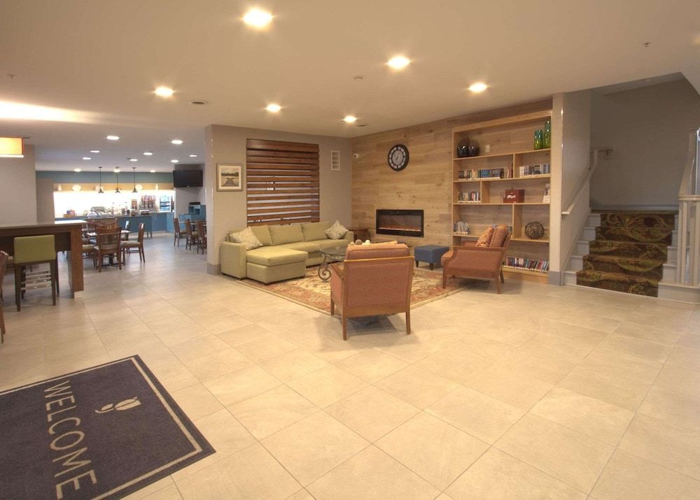 Country Inn & Suites by Radisson, Moline Airport 2