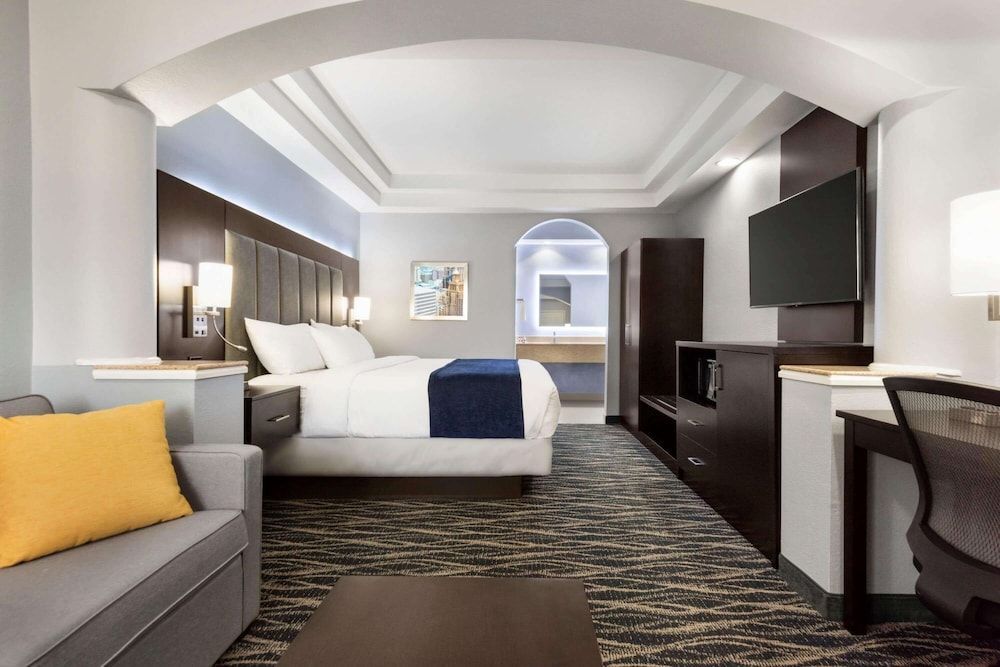 Days Inn & Suites by Wyndham Houston Hobby Airport 1