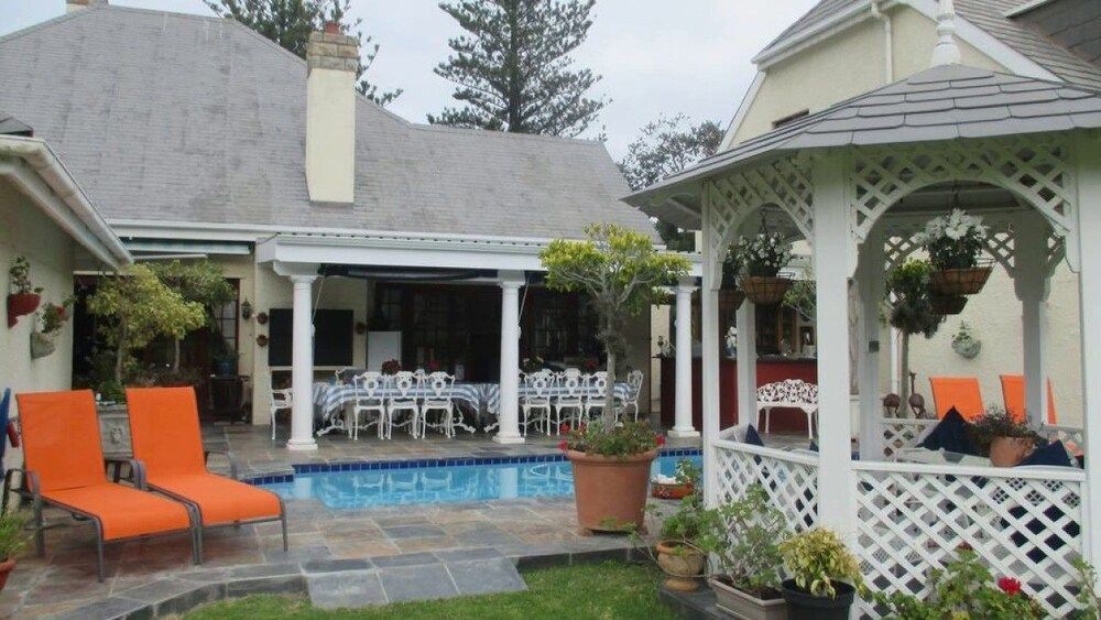 Mulligans Guest Lodge 1