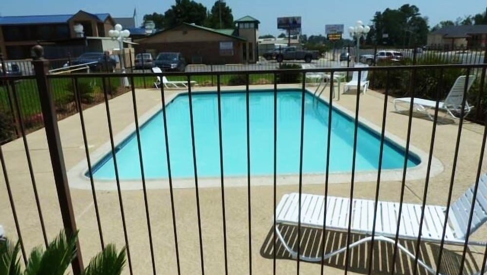 Xecutive Inn and Suites 1