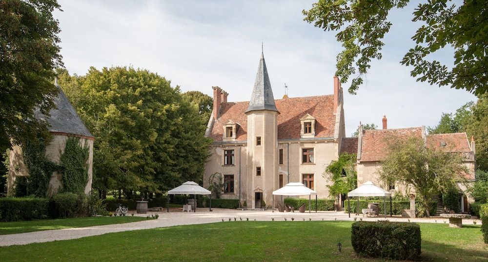 Château - Hôtel Le Sallay 1