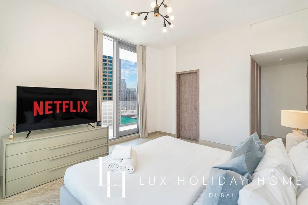 LUX Contemporary Suite Marina View 3 2