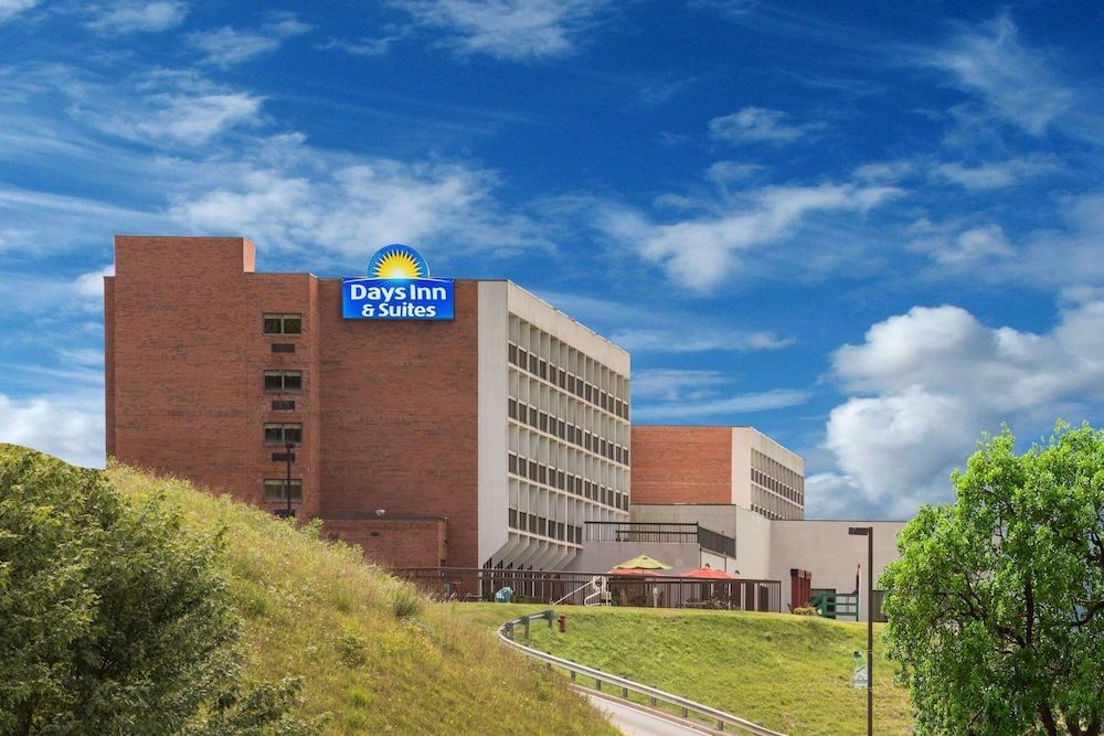 Days Inn & Suites by Wyndham Sutton Flatwoods 1