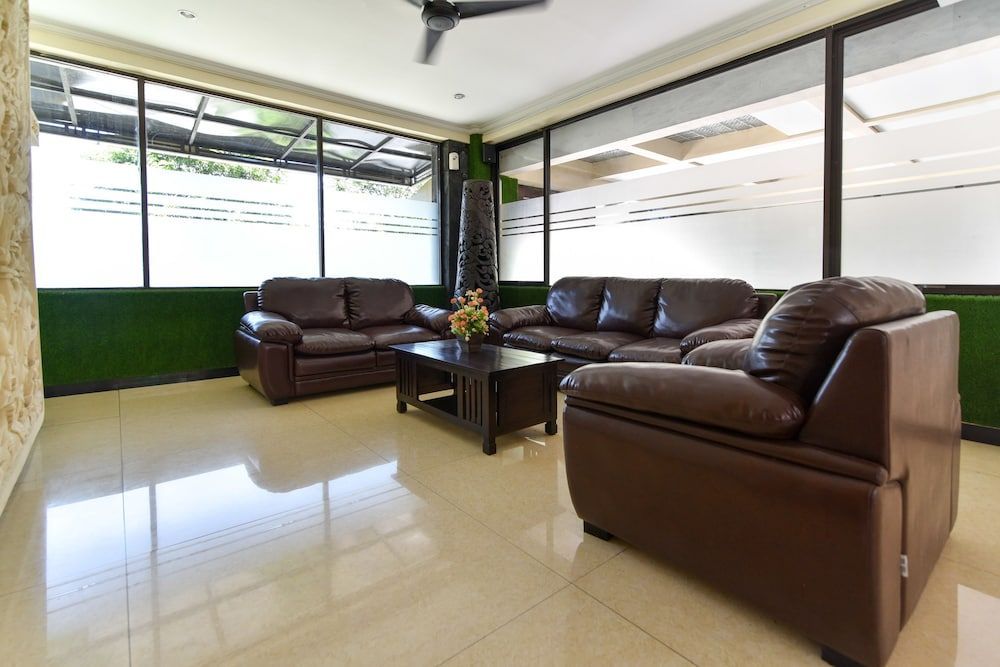 RedDoorz Plus near Mall Bali Galeria 2 2