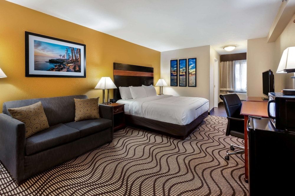 La Quinta Inn by Wyndham Sandusky near Cedar Point 1