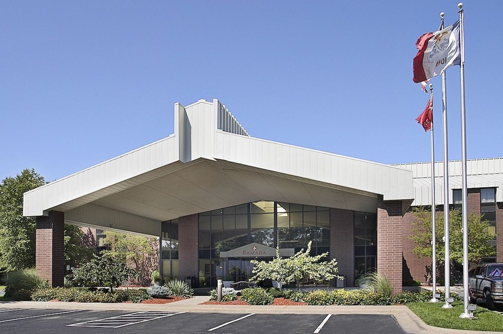 Ramada by Wyndham Bettendorf 1