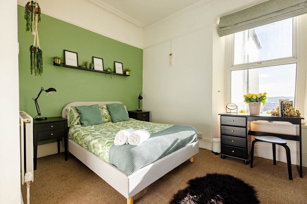 5-bed House With Distant sea Views in Plymouth 2