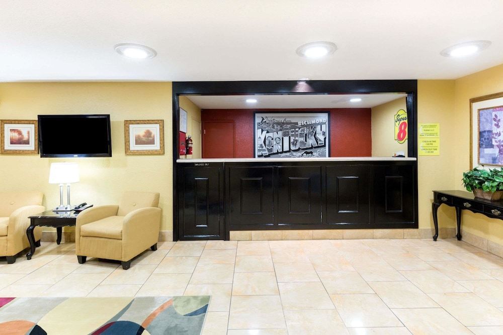 Super 8 by Wyndham Richmond 2