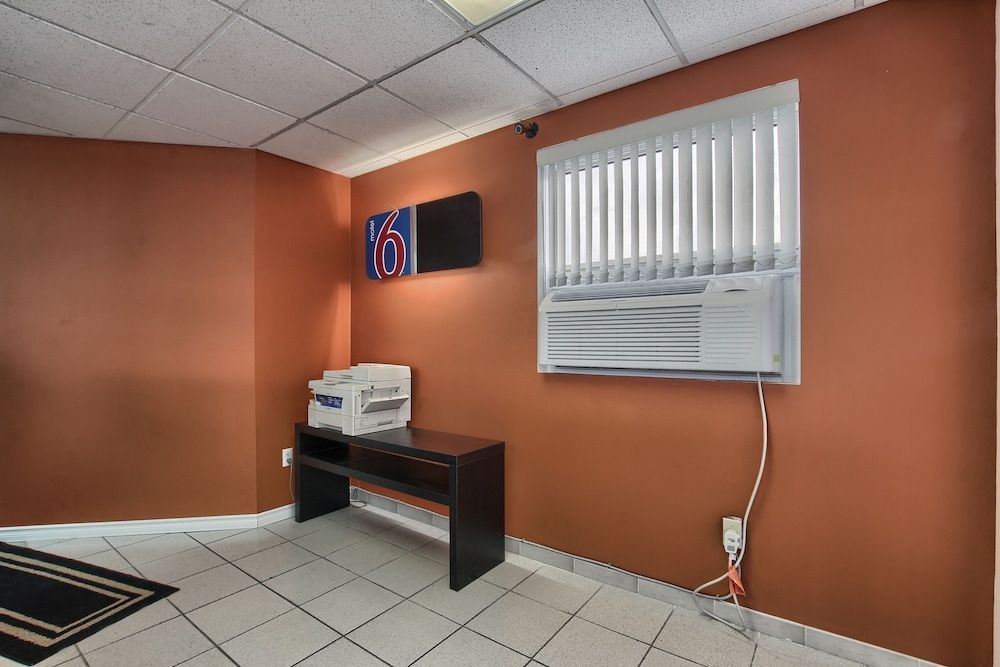 Motel 6-Windsor, ON 1