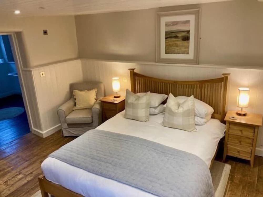 Wheelwrights Arms Country Inn & Pub 1
