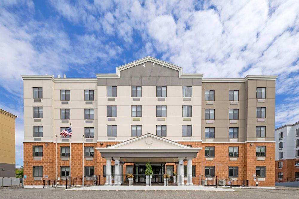 Country Inn & Suites by Radisson, Staten Island 1