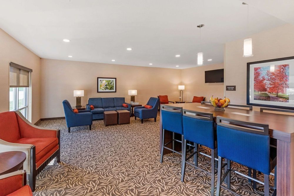 Comfort Inn & Suites near Route 66 2