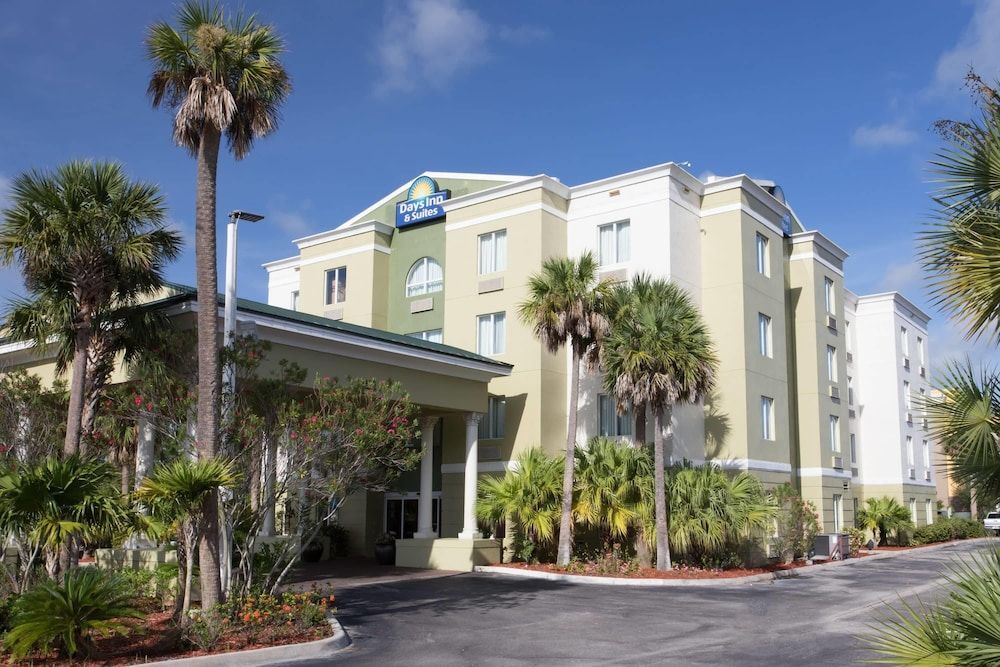 Days Inn & Suites by Wyndham Fort Pierce I-95 1