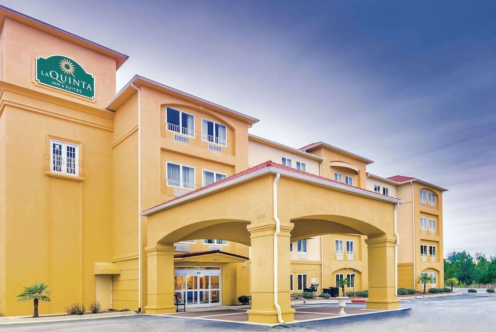 La Quinta Inn & Suites by Wyndham Atlanta-Union City 1