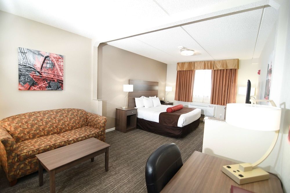 Best Western Plus Sandusky Hotel & Suites 1