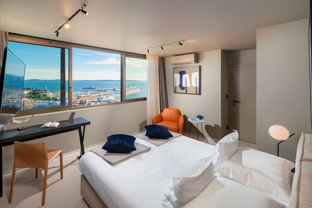 Royal Suites-Sky 1