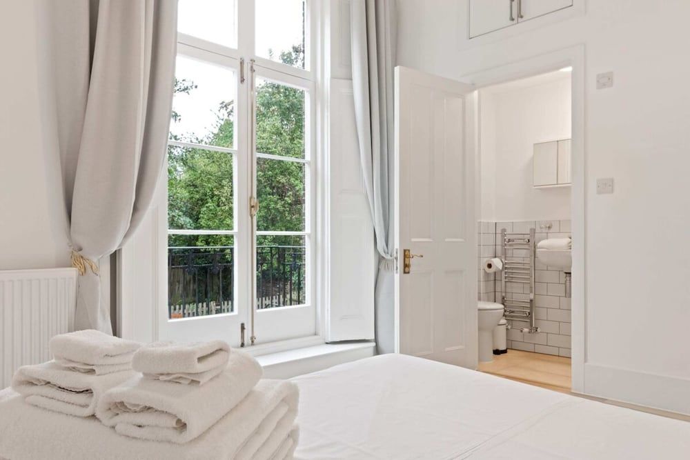 Elegant 1 Bedroom Apartment in Brixton 2