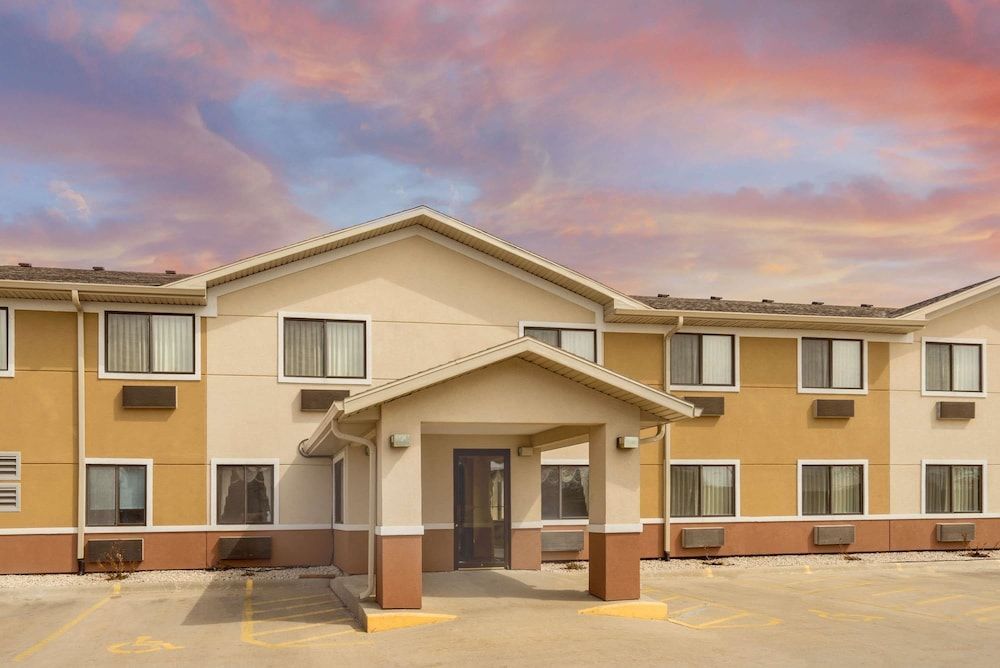 Super 8 by Wyndham Fond Du Lac 1