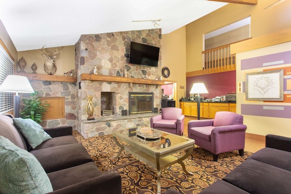AmericInn by Wyndham Elkhorn Near Lake Geneva 2