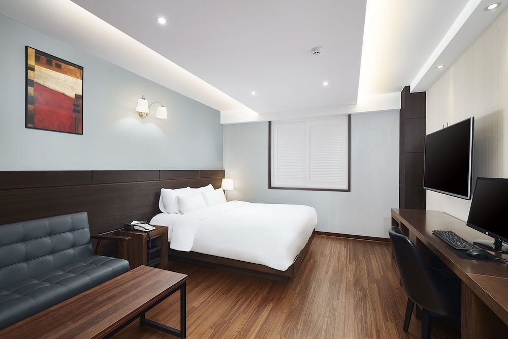 Lion Hotel 2