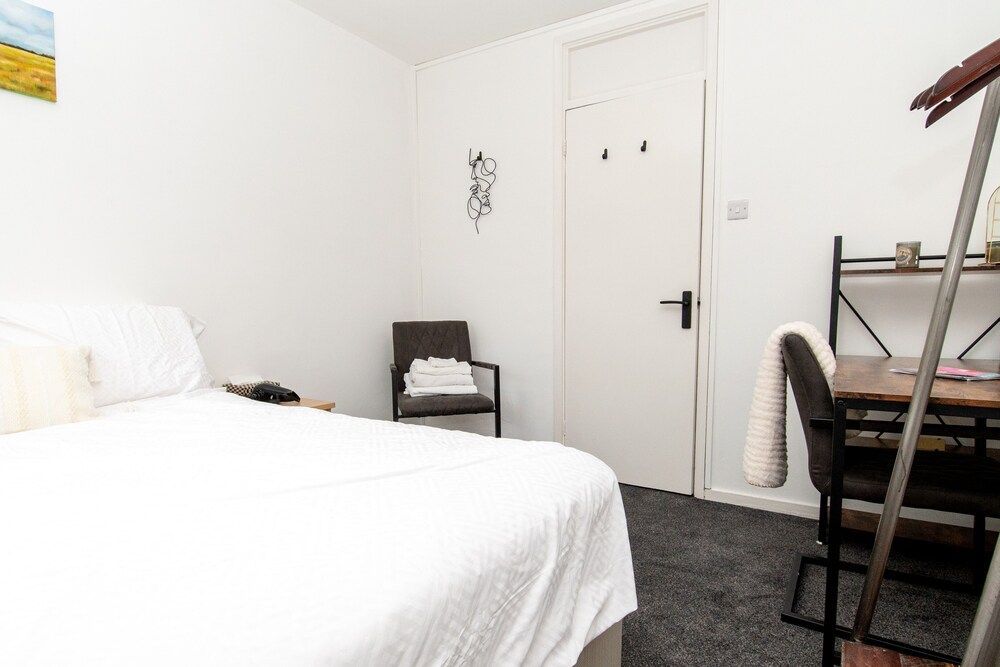 Stunning 1-bed Entire Apartment in Teddington 2