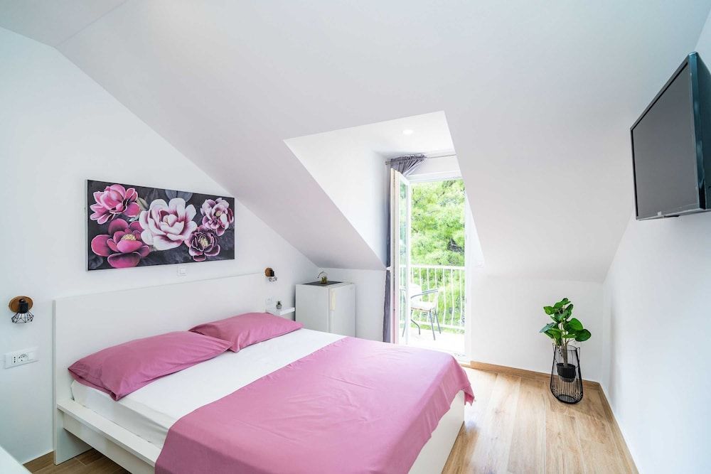 Apartment & Rooms Papa 1