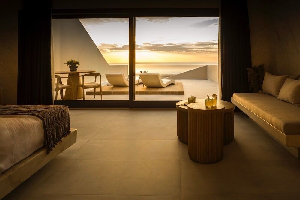 Pnoe Luxury Suites 2