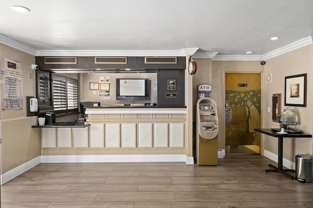 Lemon Tree Hotel and Suites 2