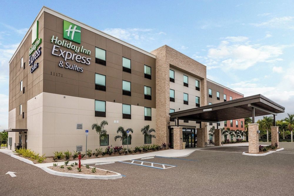 Holiday Inn Express & Suites FT MYERS BEACH-SANIBEL GATEWAY by IHG 1