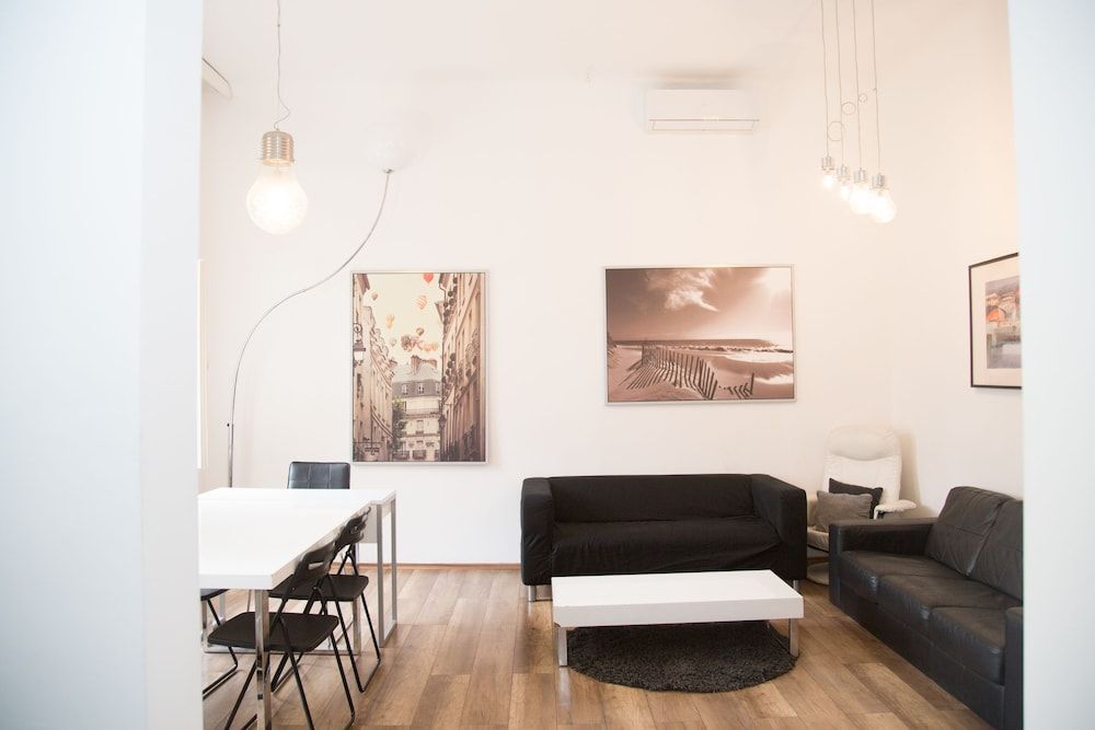 Lovecroatia Zagreb-'Paxnest' HOSTEL, No party! Cozy and quiet! Separated Men and women's Dormitory and Shower room! Indoor shoes provided! Lower beds with curtains for privacy! Maximum 4-5 beds per ro 1